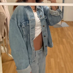 Oversized jeansjacka från Levi's - Säljer en ljusblå oversized jeansjacka från Levi's (en fläck på sista bilden som nog går bort i tvätten💕)