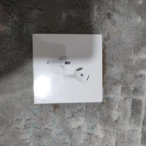 AirPods 4 - Helt nya Apple AirPods 4 med aktiv brusreducering. Produkten är i obruten originalförpackning och levereras med laddningsetui. Kompatibel med USB-C. Perfekt för trådlös musik och samtal med hög ljudkvalitet.