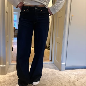 Wide jeans  - Dom nya populära jeansen från lager 157 i modellen Optiwide i färgen mörkblå och storlek Small Short. Jag är 166 och dom är bra i längden på mig. Jag har tagit ner dom lite men sytt en snygg söm längst ned som jag visar på två av bilderna.