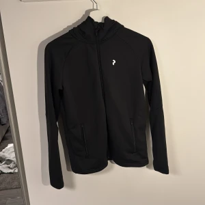 Svart träningsplagg från Peak Performance - Träningsföeece från Peak Performence. Sparsamt använd utan defekter 