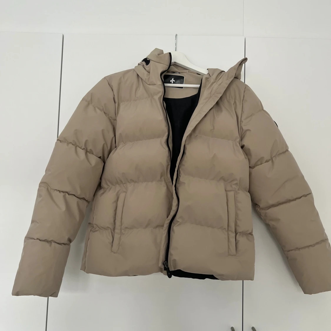 Beige pufferjacka med huva