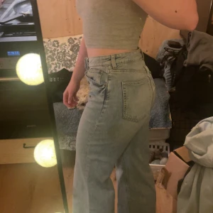 Jeans  - Blå utsvängda jeans från hm i storlek 42. Knappt använda.