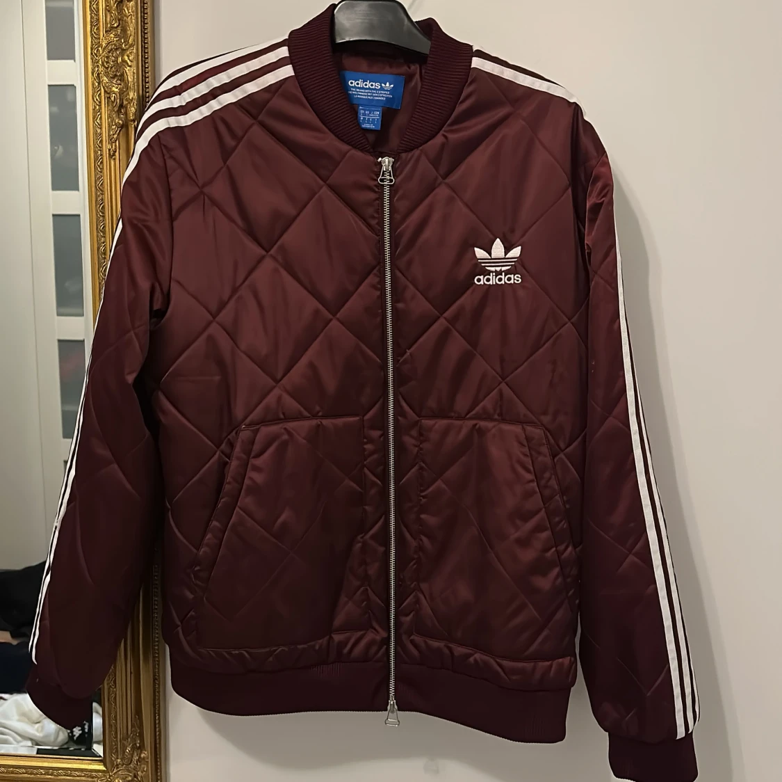 Vinröd quiltad bomberjacka Adidas