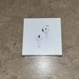 AirPods 4 - Helt nya Apple AirPods 4 med aktiv brusreducering. Levereras i obruten originalförpackning. Kompatibla med USB-C och trådlös laddning. Perfekt för musik, samtal och vardagsanvändning. Modellnummer: A3057, A3058, A3059.