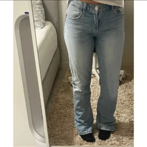 Bootcut jeans - Bootcut jeans i ljusblå tvätt från Zara Köpta här på vinted, dem är använda fåtal gånger av mig, men de är i fint skick. Strl 36
