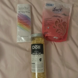 Vaxningskit med strips och hårdvax - Komplett vaxningskit med Waxkiss vaxstrips i regnbågsfärgad förpackning, Doll hårdvaxbönor i genomskinlig burk och Inci puder-vax i rosa påse. Perfekt för smidig hårborttagning hemma, passar både ansikte och kropp.