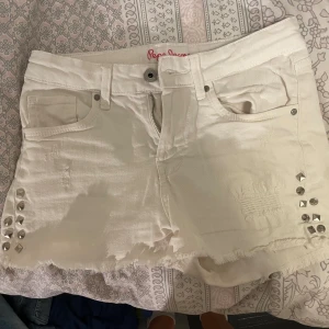Vita shorts Pepe Jeans - Skitsnygga vita shorts med nitar från Pepe Jeans. Säljer då de är för små för mig!!🩷