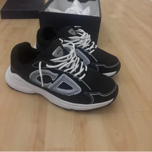 Svarta skor - Säljer man det finns inga skador på skorna