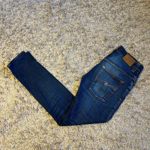 Nudie jeans slim fit herr w31 blå wash  - Nudie jeans i slim modell storlek w31. Riktigt skön wash på dessa. Mycket bra skick utan defekter. Nypris runt 1599kr. Postas antigen samma dag som köp eller dagen därpå🙌💯