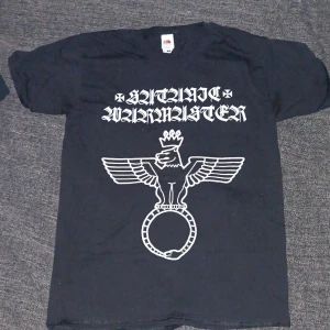 Svart t-shirt Satanic Warmaster - Svart t-shirt med vit tryck från Satanic Warmaster. Framsidan har bandets logga och en stor grafisk illustration av en bevingad varg med krona. Baksidan har en demonisk figur och texten 'Strength & Honour' i gotisk stil. Perfekt för dig som gillar metal och unika bandtröjor.