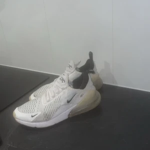 Nike air Max 270  - Nike air Max 270 köpt från Jd sports. Använd några gånger men är i mycket bra skick. Skorna har bara ett litet hål som inte syns. Pris kan diskuteras 