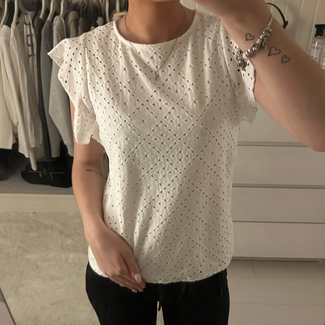 Vit blus med broderade hål från Vero Moda