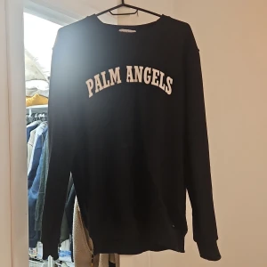 Svart sweatshirt - Svart sweatshirt storlek L med vit text på bröstet och på ryggen. Tröjan har rund hals och långa ärmar, tillverkad i mjuk bomull. Perfekt för dig som gillar streetwear och vill ha en clean look med tydlig logga. Knappt använd.