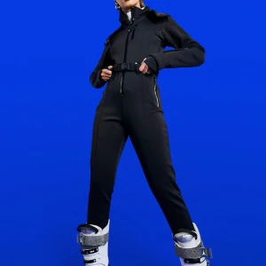 Svart skidoverall  - Säljer min superfina svarta skidoverall från ASOS 4505 Ski&Snow då den är för liten för mig. Overallen har bälte i midjan och tight passform. Luva i fake päls. Nypris 1349