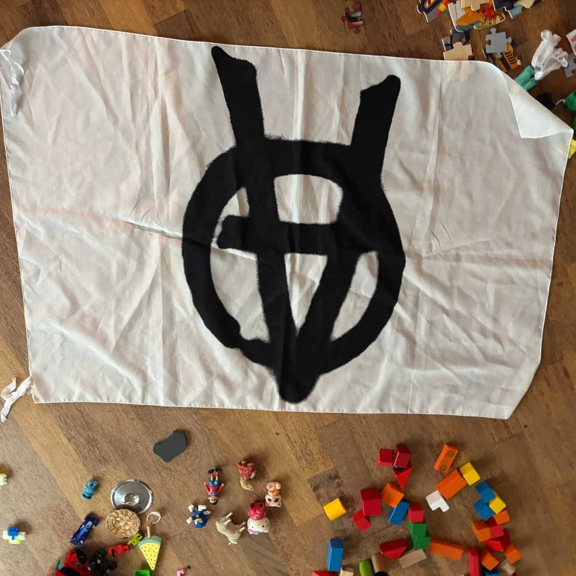 Vit anarki flagga  med svart tryck - 1