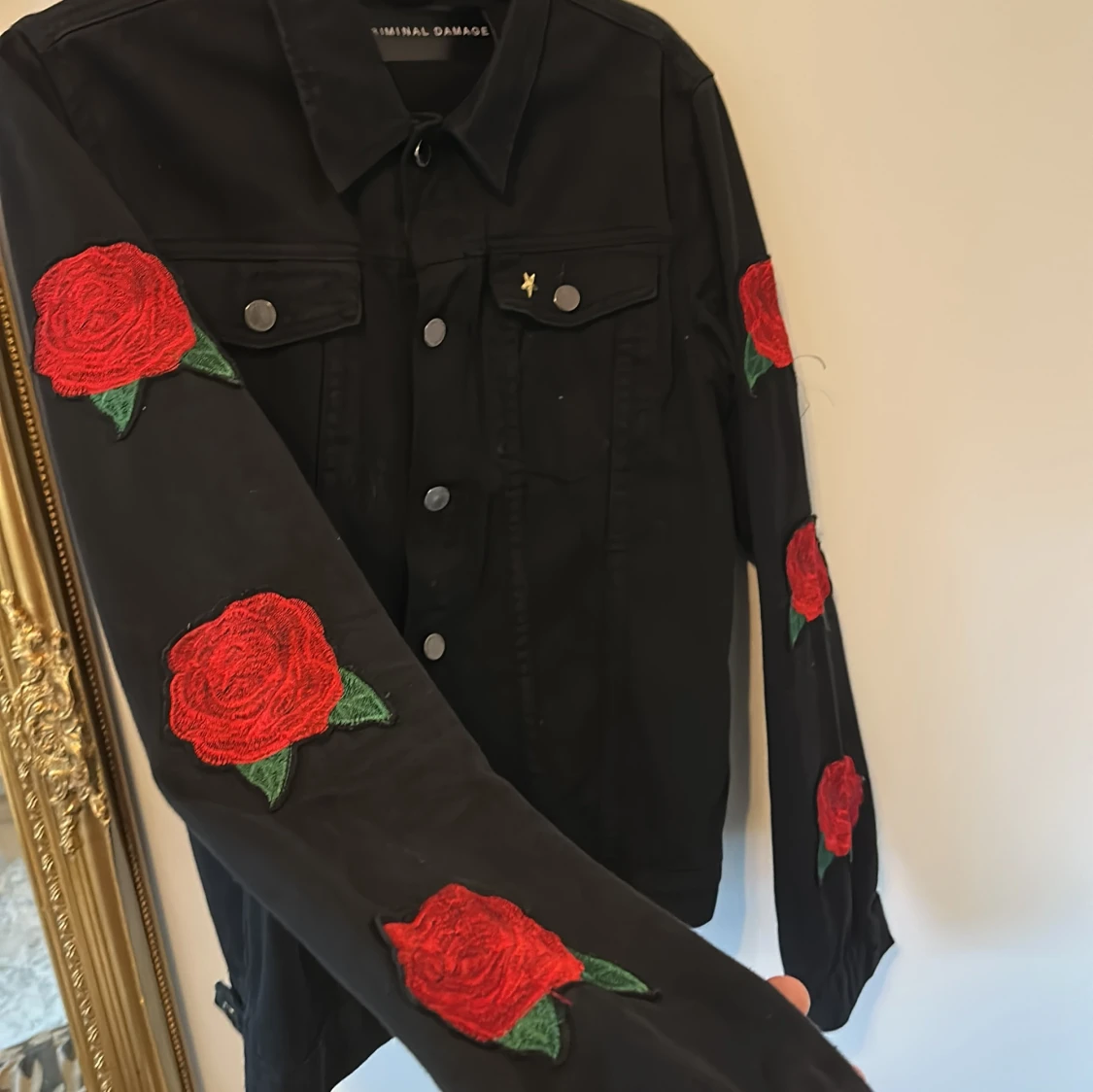 Svart jeansjacka med röda rosor - 3