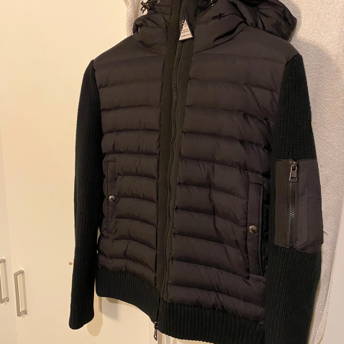 Svart Moncler pufferjacka med huva