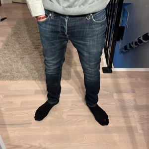 Neuw jeans - Hej! Säljer dessa riktigt feta Neuw jeansen med skit snygg fade/tvätt! Modell: Iggy som är slim i modellen. Storlek: 30/32. Nypris ligger på 1500kr! Jeansen är förstärkta i grenen av en skräddare så jeansen kommer nu få en betydligt mycket längre hållbarhet! Riktigt feta och snygga detaljer! Skriv vid minsta intresse av köp! Dessa är värt varenda krona! 400kr! Mvh DC 🔹