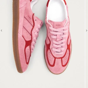 Rosa sneakers från Alohas - Säljer ett par snygga rosa sneakers från Alohas. Använd endast en gång 💕