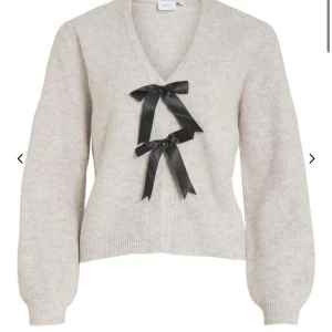 Vila stickad tröja - Vila stickad tröja med rosett, använd fåtal gånger och är i bra skick💕storlek M men passar också en S