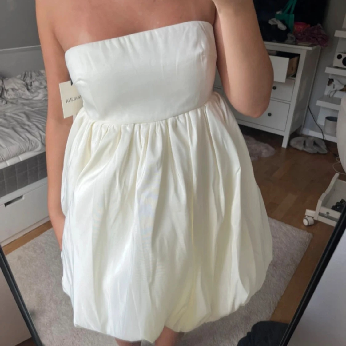 Vit axelbandslös kortklänning från Malina - 1