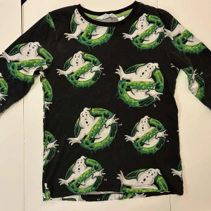 Långärmad tröja strl 134/140 ghostbusters - Lite slitage vid ena armen