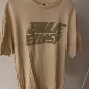 Billie Eilish t-shirt - Beige t-shirt med tryck från HM x Billie Eilish. Använd några gånger men i bra skick, skriv för fler bilder!