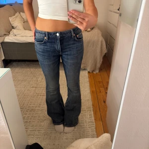 Bootcut Jeans - Säljer snygga mörkblå bootcut jeans från Weekday. W 28 och L 34.