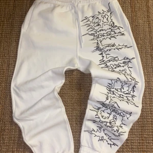 Billie Eilish sweatpants - Vita mjukisbyxor med svart tryck från Bershkas kollektion med Billie Eilish från 2019. Använd nån gång men i väldigt bra skick! Skriv för fler bilder💕 (Pris kan diskuteras)