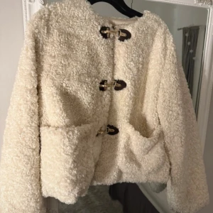 Krämvit teddyjacka från Zara L - Superfin teddyjacka från Zara i krämvit färg