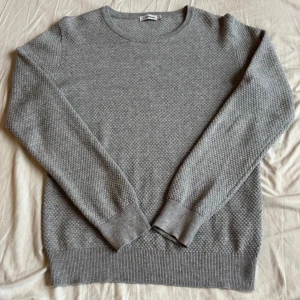 Grå bomullströja från J.Lindeberg - Säljer en stilren grå tröja från J.Lindeberg i 100% bomull. Tröjan har ett diskret strukturerat mönster, rund halsringning och ribbade muddar vid ärmslut och nederkant✔️Inga defekter✔️kan även passa XS✔️kontakta mig vid övriga frågor🔅🔅🔅