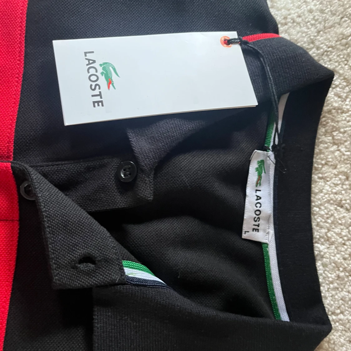 Svart och röd pikétröja Lacoste L - 2