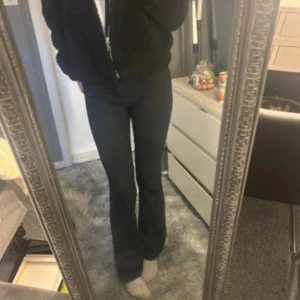 Svarta jeans - Svarta typ jeans men dom är i ett lite mjukare tunnare material vilket gör dom jätte bekväma. Skulle säga midwaist