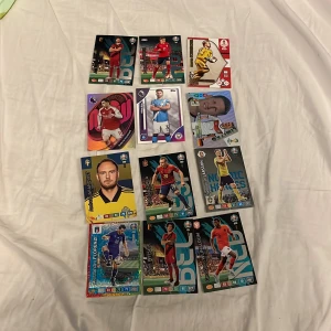 Samling av fotbollskort - Cool samling med 13 fotbollskort från olika ligor och landslag, inklusive Premier League och internationella turneringar. Perfekt för dig som älskar fotboll och vill utöka din samling med unika spelare och specialkort!