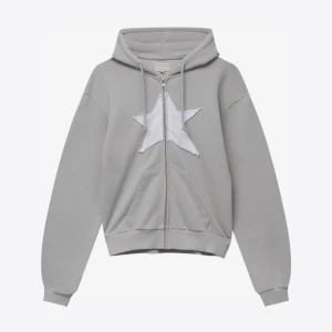 Grön/ljus grå hoodie med vit stjärna och snören!  - Snygg grön/ljusgrå hoodie från Pull & Bear med dragkedja och stor vit stjärna framtill. Tröjan har huva med snörning, känguruficka och långa ärmar (porto tillkommer)