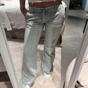 Lågmidjade jeans - Säljer ett par ljusblå jeans från Missixty med  bootcut ben. Jeansen har låg midja, subtila slitningar och är bakfickslösa. Materialet är mjukt denim och passformen är loose med en snygg wide siluett.