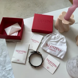 Valentino Garavani Rockstud armband - Snyggt armband från Valentino Garavani i beige. Kommer med original ask och dustbag. Ordinarie pris: 2200kr. Köpt på NK Göteborg