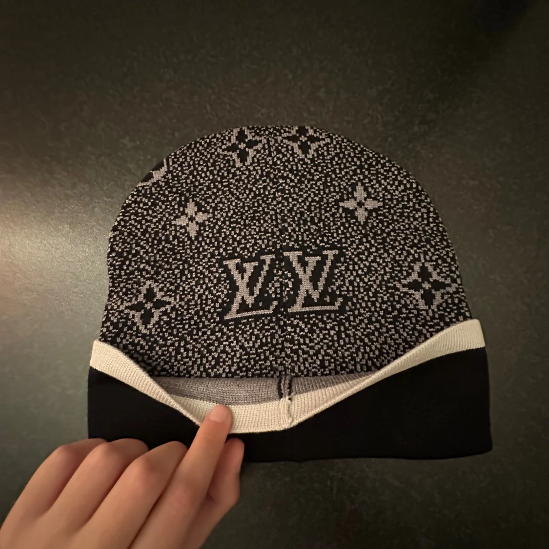 Svart och vit mössa Tiktok:Marknads.closet - 3