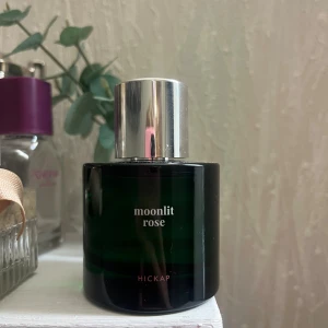 Moonlit Rose Eau de Parfum - Moonlit Rose från Hickap, går endast att få tag i julkalendern 2025. Max använd 5 sprut.