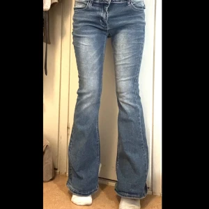 Bootcut jeans  - Säljer ett par blå bootcut jeans💗.