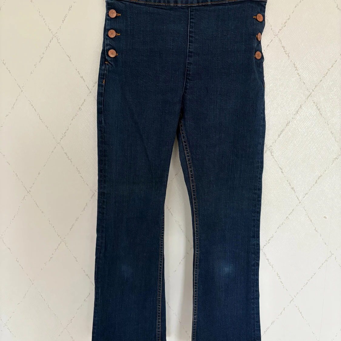 Mörkblå jeansbyxor från Monki med knappar