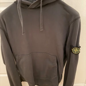 Grå hoodie från Stone Island - Storlek XL, nypris 3500kr men säljer den för 1999, priset är ej hugget i sten