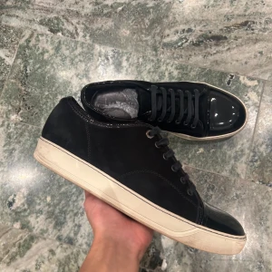 Lanvin cap toe - Låda och dustbag ingår. Mycket bra skick, passar 43.44