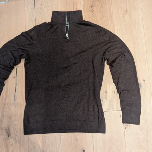 Jack And Jones zip tröja  - Helt ny utan prislapp. Perfekt nu till vintern. Passar perfekt på någon som är 180 typ 