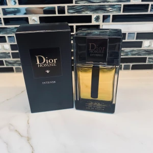 Dior Homme Intense EdP 100ml - Dior Homme Intense Eau de Parfum, 100 ml. Tillverkad i Frankrike. Ingredienser: alkohol, parfym (fragrance), aqua (vatten), limonene, linalool, ethylhexyl methoxycinnamate, citronellol, coumarin, geraniol, och fler. Snygg och modern doft för dig som vill sticka ut.