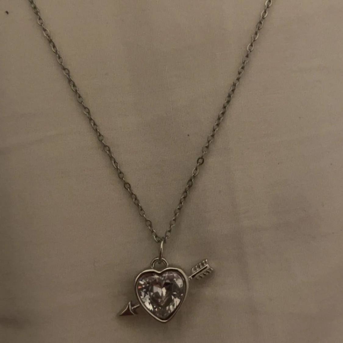 Halsband med hjärthänge och pil silver vit - 1