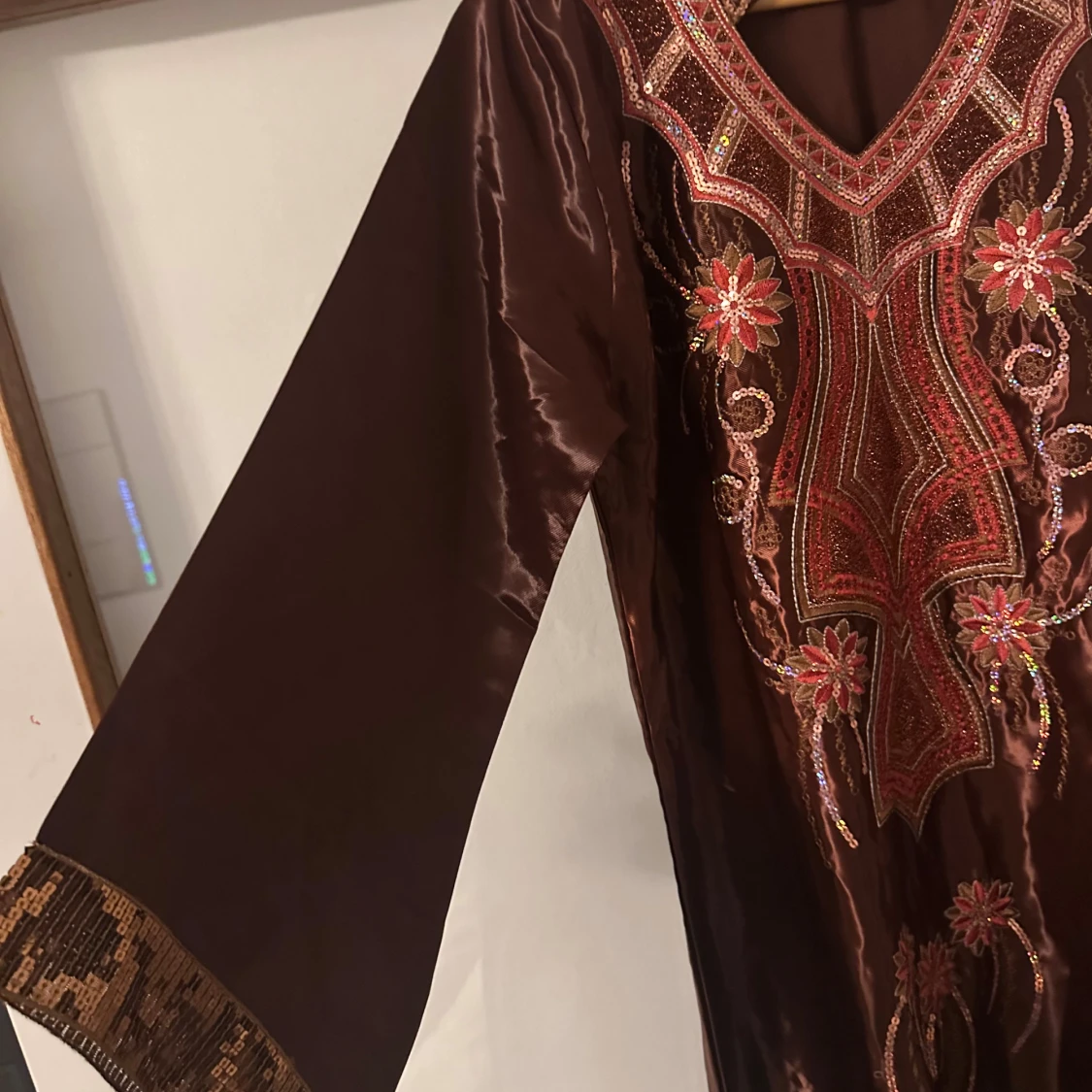 Brun långklänning med broderi och paljetter - 3