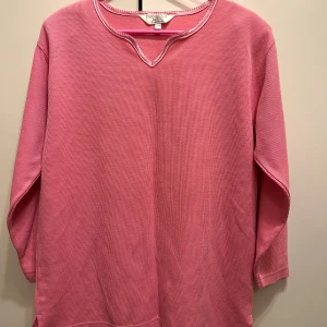 Rosa långärmad tröja från Paramour - Säljer en chill rosa långärmad tröja från Paramour med ribbad struktur och snygga sömmar runt halsen. Tröjan har en avslappnad passform och är perfekt för dig som gillar enkel och bekväm stil. Passar både till jeans och mjukisbyxor.