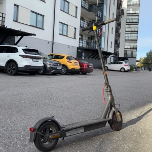 Xiaomi PRO 2 Nordic Elscooter (MI29216) Fint skick ✨ - Säljer min Xiaomi PRO 2 Nordic Elscooter (MI29216) i fint skick. Lätt att fälla ihop och ta med på bussen eller förvara hemma.  Toppfart: 20km - 25 km/h. Tre körlägen: Eco,Standard, Sport • Stort batteri  - ger längre körsträcka  • Laddare medföljer + helt nytt orginaldäck! ✨• Upphämtning - Stockholm, Haninge/Handen.