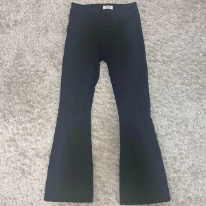 Svarta bootcut jeans - Säljer för att de har blivit för korta för mig 